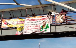 Exigen soluciones a Felipe Arvizu con mantas en puentes de Ixtapaluca