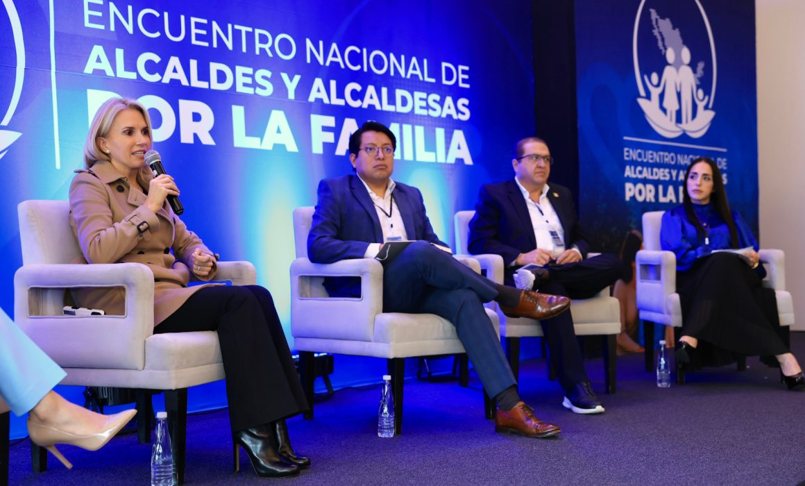 Felicitan a Romina Contreras por iniciativa 'Complejo Rosa Mística'