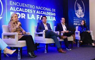 Felicitan a Romina Contreras por iniciativa 'Complejo Rosa Mística'
