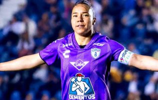 Gana Charlyn Corral premio a mejor delantera del mundo