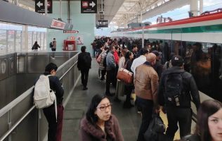 Hacen largas filas en El Insurgente por bloqueo en la Méx-Toluca