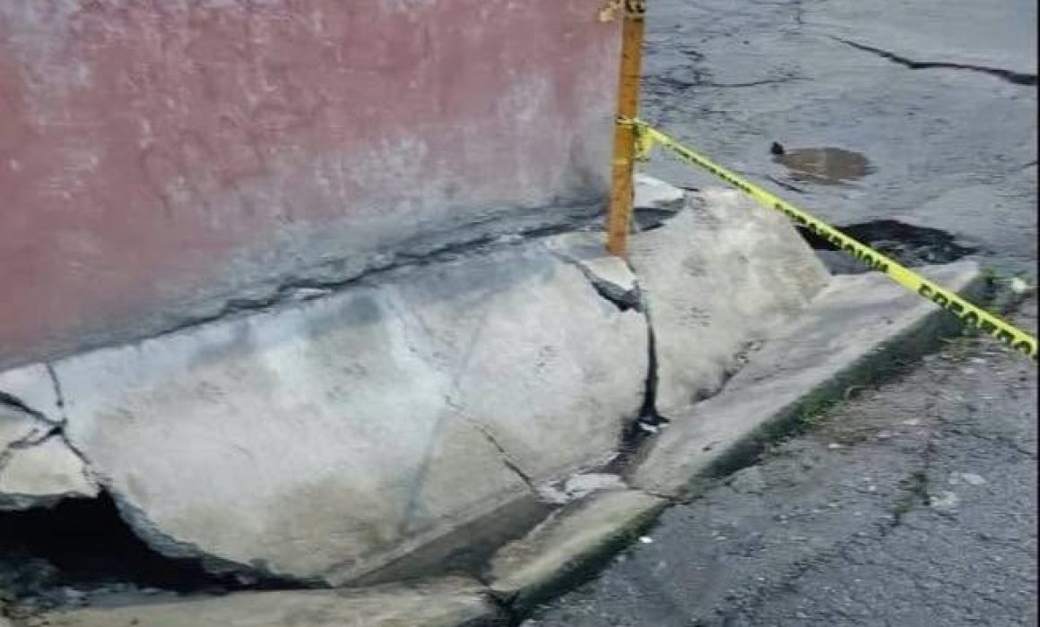 Ignora Ricardo Moreno socavón que amenaza a familias en Toluca