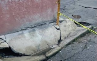 Ignora Ricardo Moreno socavón que amenaza a familias en Toluca
