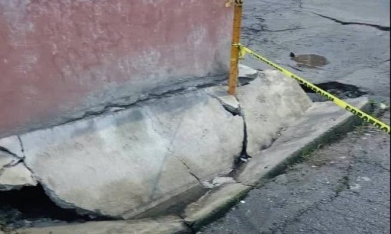 Ignora Ricardo Moreno socavón que amenaza a familias en Toluca