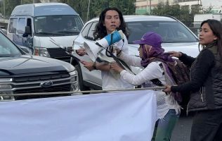 Intenta conductor cortar bloqueo con tijeras en Periférico Norte