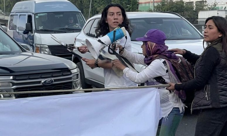 Intenta conductor cortar bloqueo con tijeras en Periférico Norte