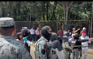 Intenta retirar GN a manifestantes en Naucalpan y se desata caos