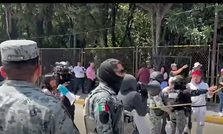 Intenta GN retirar a manifestantes en Naucalpan y se desata caos
