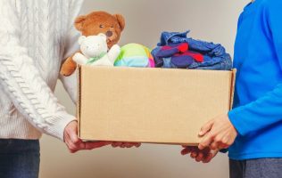 Invita Anuar Azar a donar ropa y juguetes para una casa hogar en Edomex