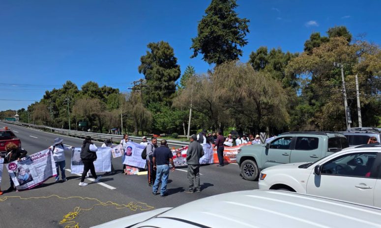Irrumpen en la México-Toluca manifestantes por sus desaparecidos