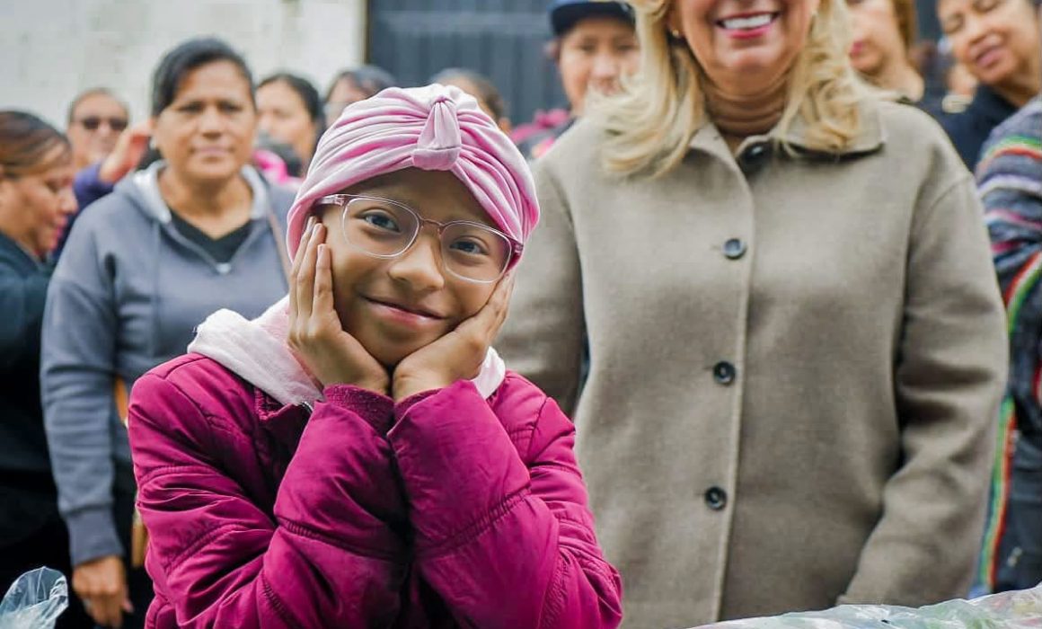 Lleva Paty Arévalo esperanza a Arianna, niña que lucha contra el cáncer