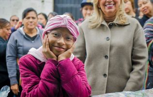 Lleva Paty Arévalo esperanza a Arianna, niña que lucha contra el cáncer