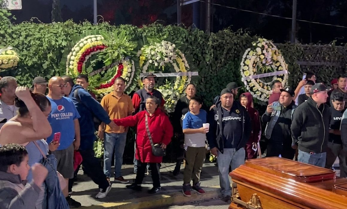 Llevan féretro de compañero asesinado al Periférico para protestar