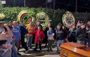 Llevan féretro de compañero asesinado al Periférico para protestar