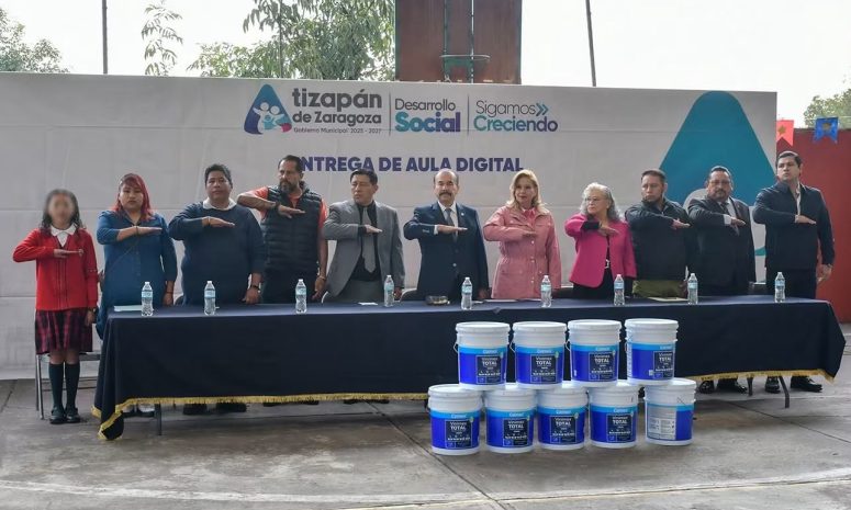 Mejora Atizapán aulas escolares con equipo digital y 100 butacas nuevas