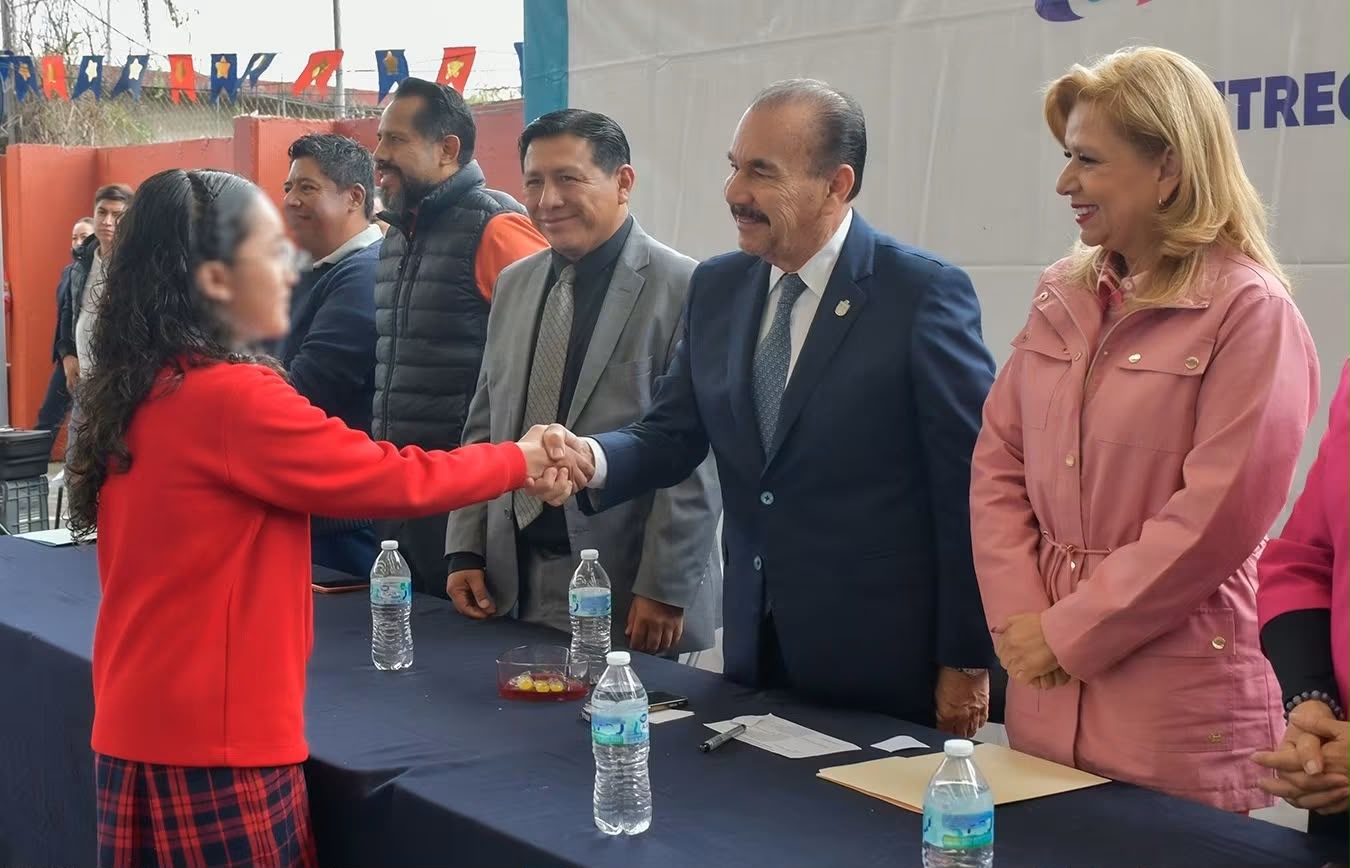 Mejora Atizapán aulas escolares con equipo digital y 100 butacas nuevas ...