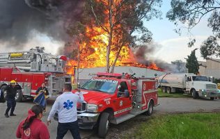 Moviliza incendio en planta IUSA a bomberos de 4 municipios