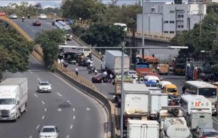 Muere motociclista arrollado tras caer en puente de Naucalpan