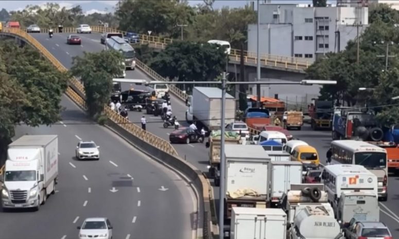 Muere motociclista arrollado tras caer en puente de Naucalpan