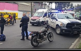 Muere motociclista tras chocar con transporte público, no traía casco