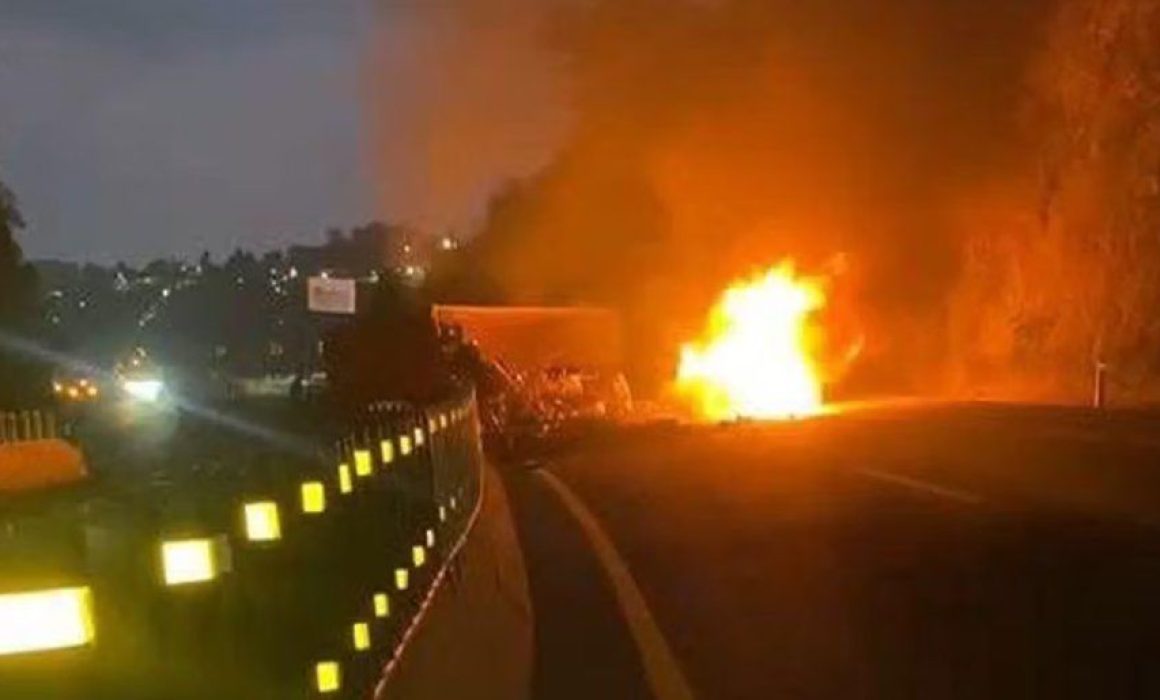 Mueren 2 personas calcinadas al incendiarse tráiler en Toluca-Naucalpan