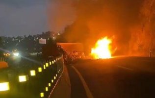 Mueren 2 personas calcinadas al incendiarse tráiler en Toluca-Naucalpan