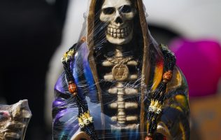 Ofrecían restos humanos a la Santa Muerte para buscar su protección