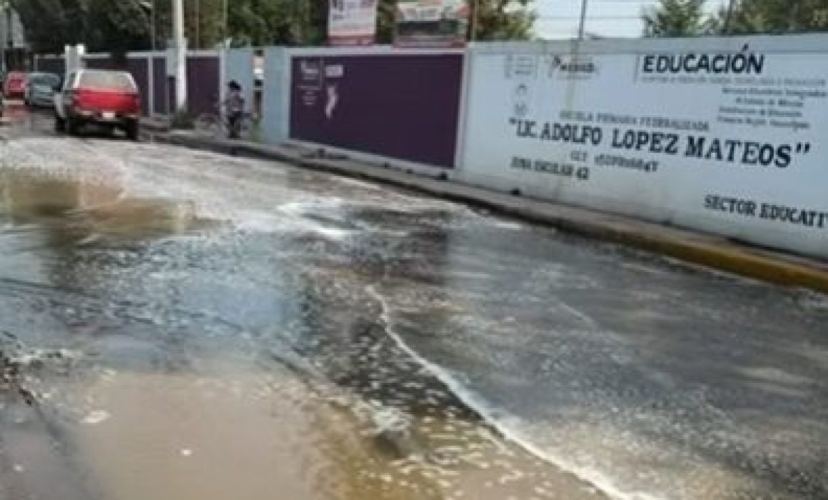 Sufren niños por aguas negras en escuela primaria de Teoloyucan
