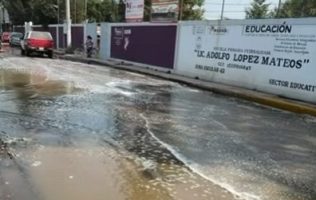 Sufren niños por aguas negras en escuela primaria de Teoloyucan