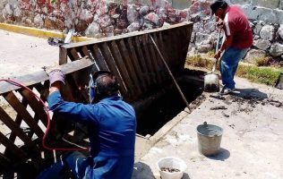 Pagan vecinos baches y obras de su bolsillo tras abandono de Gely Zuppa