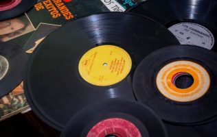 Pasan los años el vinilo sigue de moda y se resiste al streaming