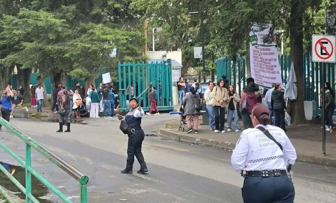 Persisten bloqueos del IMSS en Toluca y Metepec; exigen aumento salarial