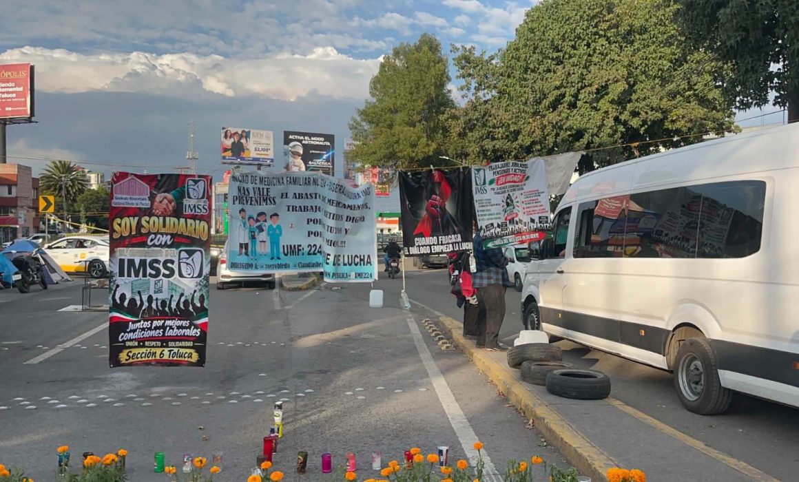 Ponen trabajadores del IMSS ofrenda en bloqueo de clínica 220 en Toluca