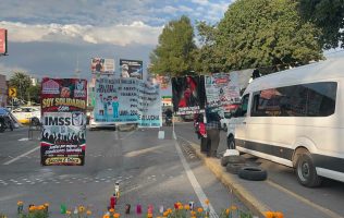 Ponen trabajadores del IMSS ofrenda en bloqueo de clínica 220 en Toluca