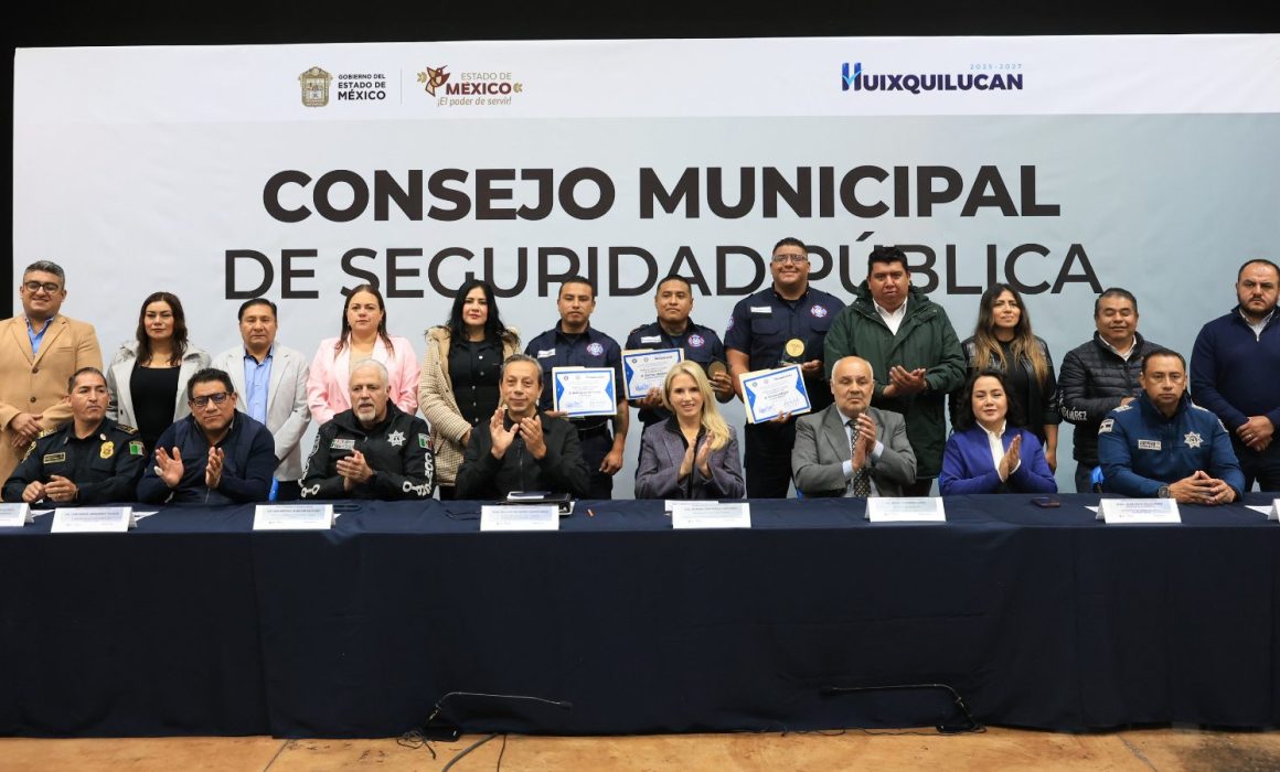Premia Huixquilucan a sus bomberos por su valor y entrega