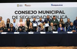 Premia Huixquilucan a sus bomberos por su valor y entrega