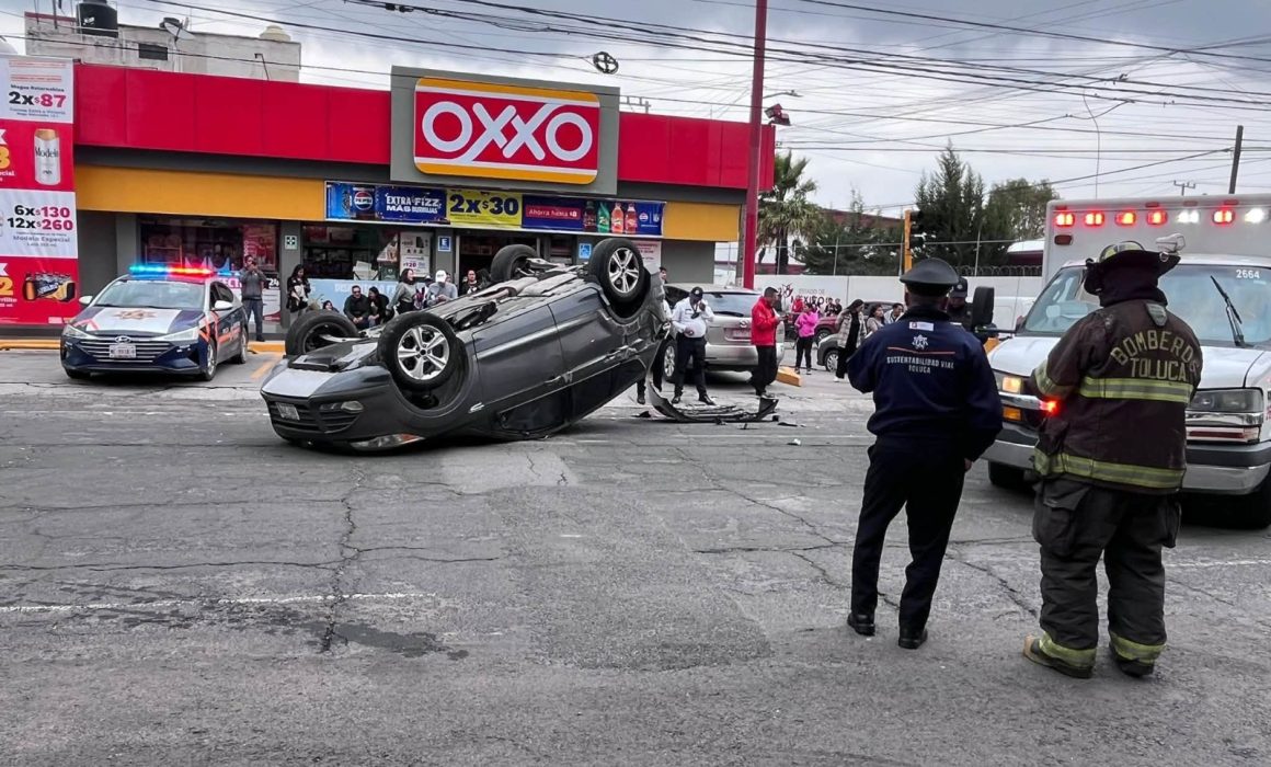 Provoca aparatoso choque volcadura y tráfico en Toluca