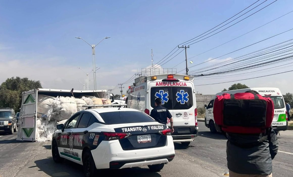 Provoca volcadura de auto cierre en la México-Pachuca en Tizayuca