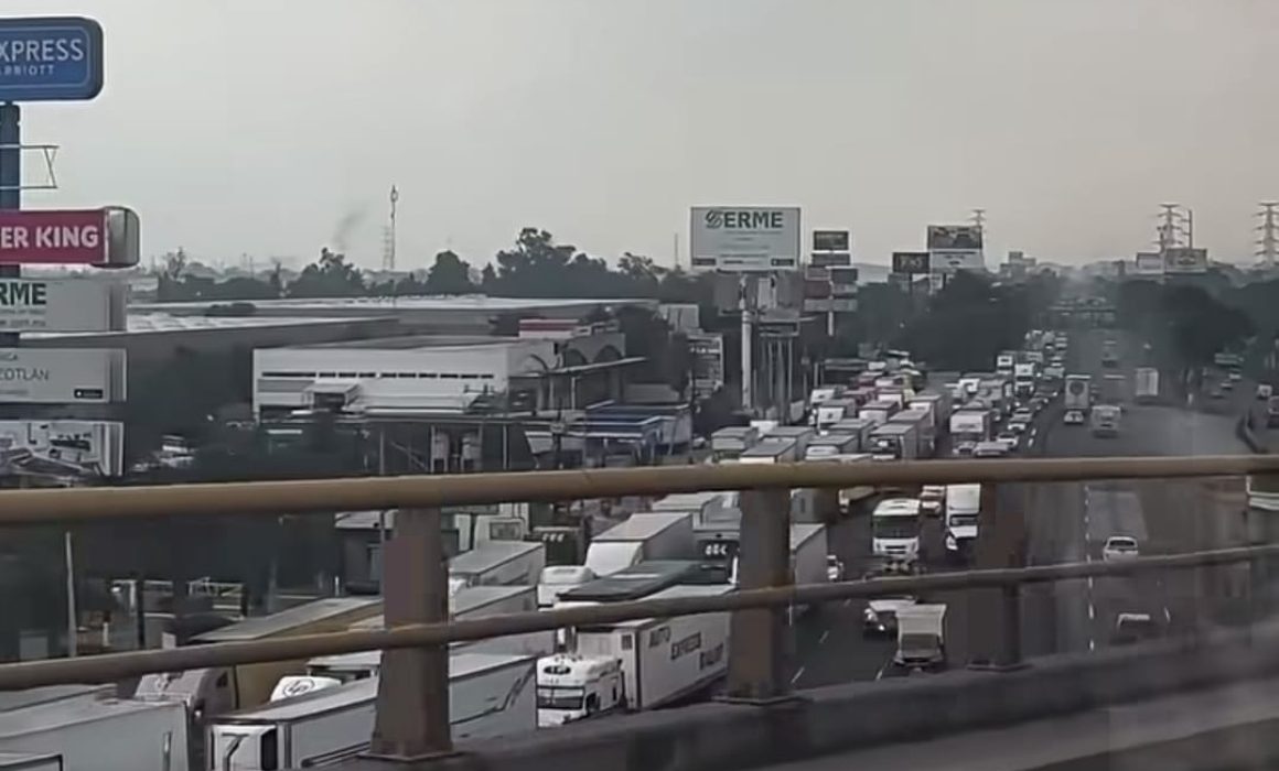 Provocan lluvias inundaciones y caos vial en Ecatepec y Tlalnepantla