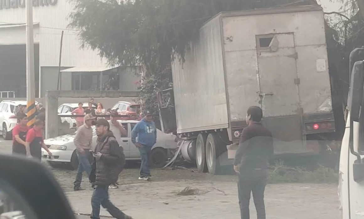 Queda camión incrustado en puesto de barbacoa tras choque en Méx-Toluca