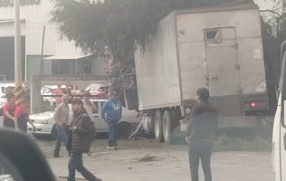 Queda camión incrustado en puesto de barbacoa tras choque en Méx-Toluca