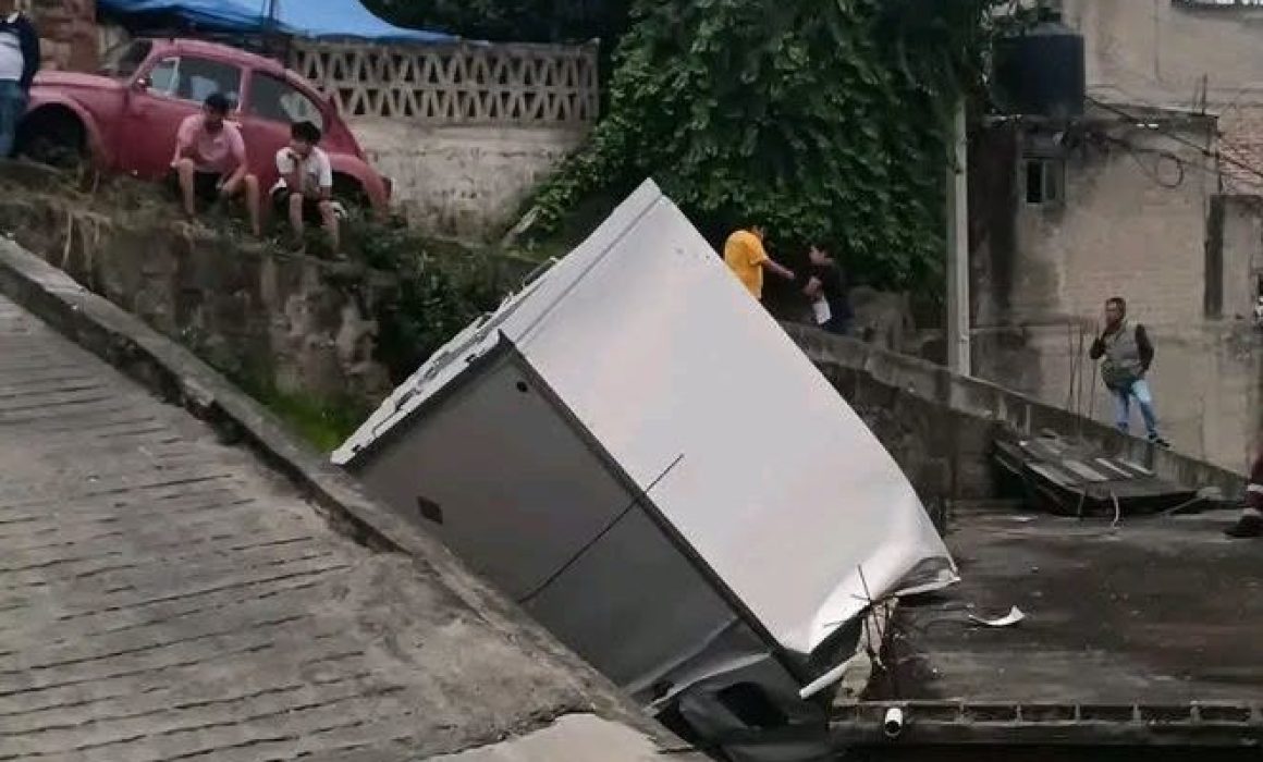 Queda camioneta colgando tras perder el control en Naucalpan