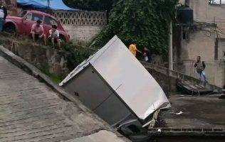 Queda camioneta colgando tras perder el control en Naucalpan