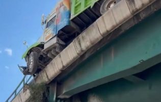 Queda colgando camión en puente de Cuautitlán Izcalli y genera pánico