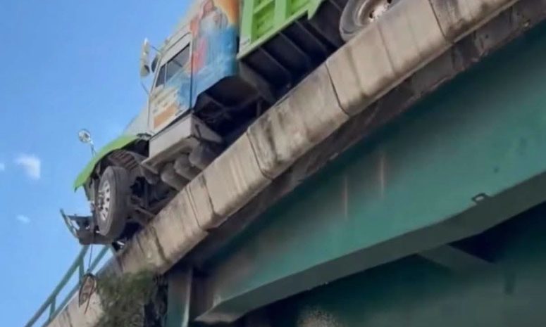Queda colgando camión en puente de Cuautitlán Izcalli y genera pánico