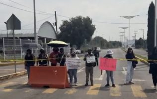 Reclaman falta de luz en kínder y bloquean camino al AIFA