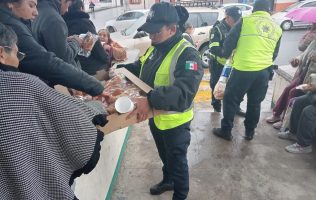 Reparten policías café y pan a 50 personas en clínica de Lerma