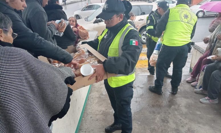 Reparten policías café y pan a 50 personas en clínica de Lerma