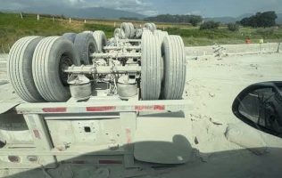 Reportan 5 muertos en accidente que involucró camión en la Méx-Puebla