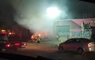 Reportan incendio de varios vehículos en la Lechería–Texcoco